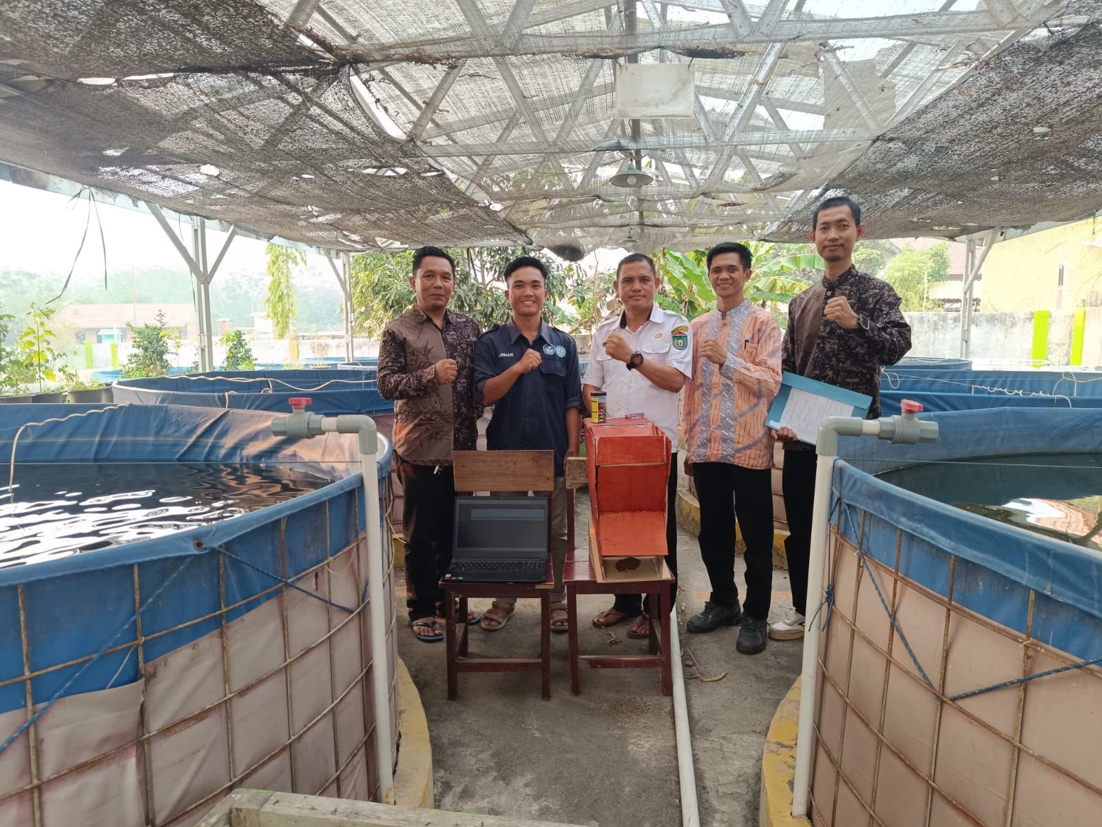 Inovasi Teknologi Terapan: Mahasiswa Informatika Universitas Prabumulih Serahkan Prototipe Smart Fish Feeder